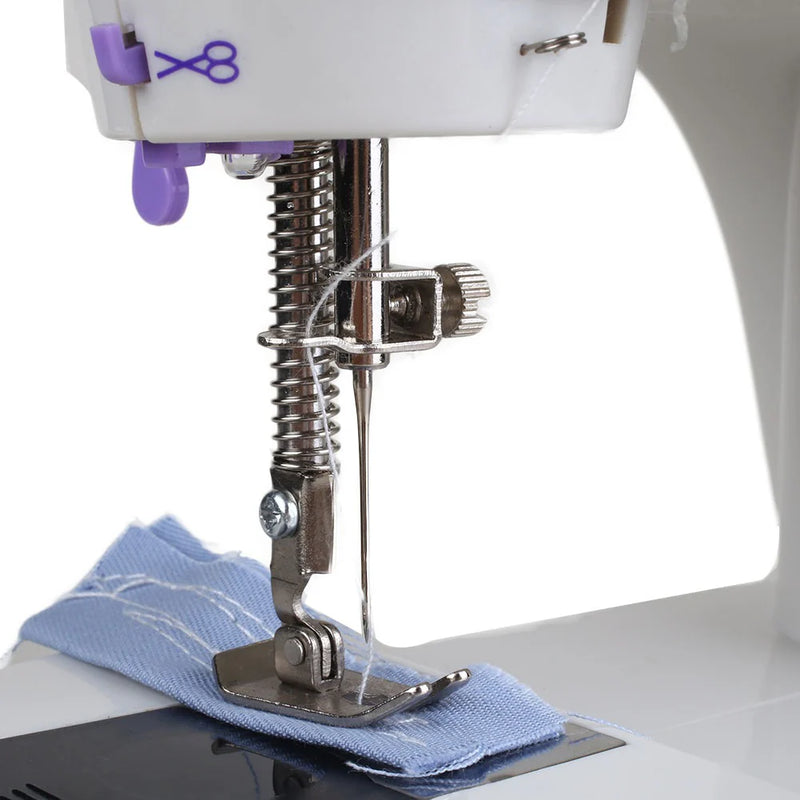 Mini Máquina Portátil Elétrica c/ Costura Reta Bivolt 110v/220v + MINI MESA EXTENSORA GRÁTIS